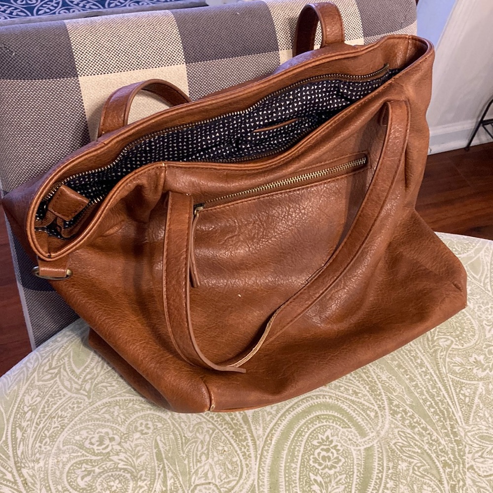 Large Antik Kraft tote.  Very soft vegan leather.  Excellent condition.
